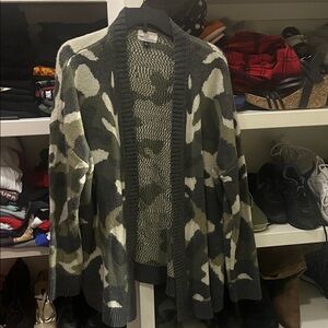 Universal Thread Camo Cardigan in Green and Gray